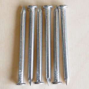 Seis clavos forestales de aluminio de 5mm de diámetro x 90 mm de largo.