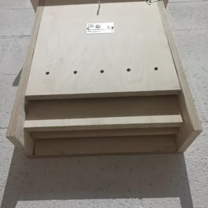 Caja nido para murciélagos Cm13 con detalle del cepillado interior