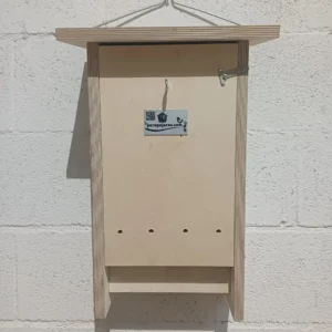 Caja nido para murciélagos Cm13 con detalle del cepillado interior