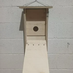 Caja nido para murciélagos Cm13 con detalle del cepillado interior