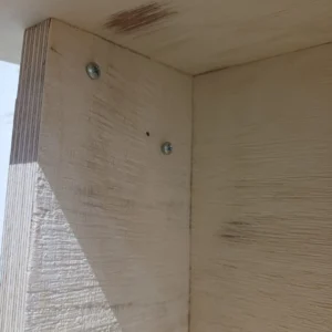 Caja nido para murciélagos Cm13 con detalle del cepillado interior