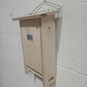 Caja nido para murciélagos Cm13 con detalle del cepillado interior